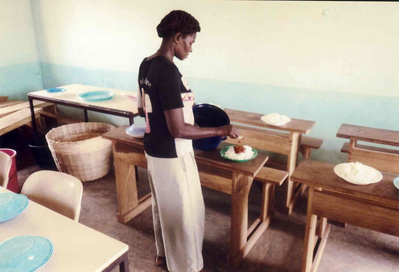 08 Ausgabe der Mahlzeiten in Togo